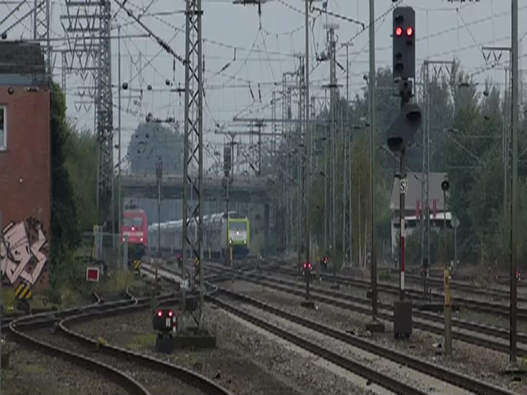  Lok 101 120-4  erreicht mit ihrem Zug den Bahnhof von Leer (Ostfriesland). 07.10.2014