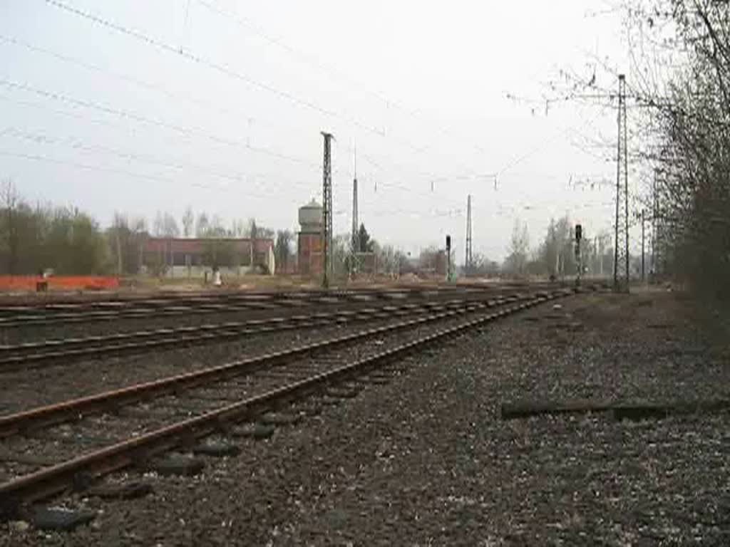 ... und nochmal die E18 047 auf der Rckfahrt nach Gttingen bei Eschwege West am Abend des 04.04.2009. So neigt sich die Fahrt der alten Dame dem Ende, nur der Eschweger Wassertum im Hintergrund ist ein noch lterer Zeitzeuge. Und wieder einen lieben Gru an den Tf ;).