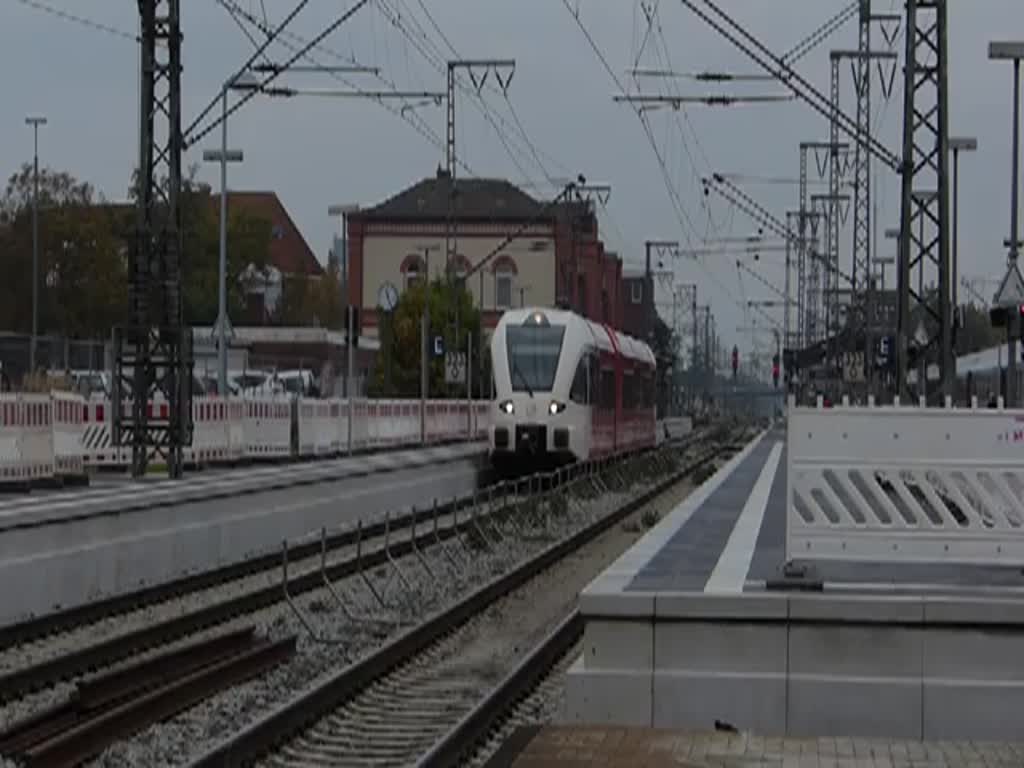 . NS Stadler GTW Triebzug  HANS ALDERS , verlässt den Bahnhof Leer in Richtung Groningen (NL), bis zum diesem Bahnhof beträgt die Fahrtzeit etwas mehr als 1 Stunde.  07.10.2014