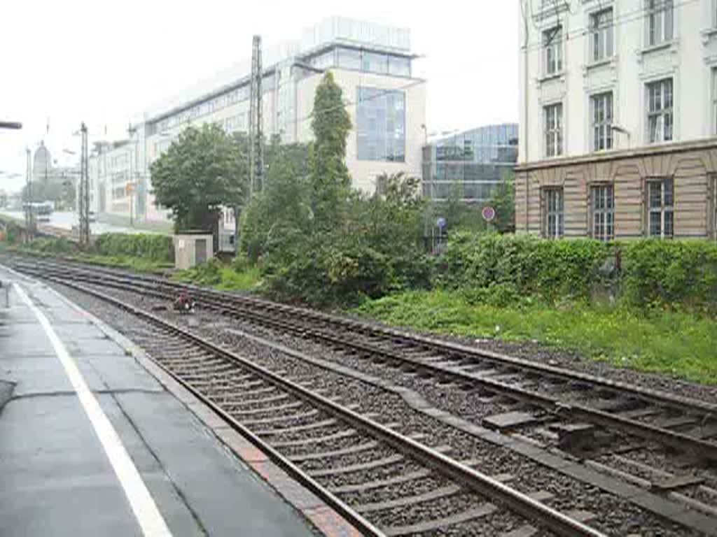 - Wuppertal HBF -
Erst fhrt eine 101 (Unsere Zge schonen die Umwelt...) mit ihrem leicht verspteten IC 2049 nach Leipzig Hbf ein; dann fhrt eine BR 420 als S-Bahn ein und zu guter letzt fahren 2 Br 425 als RB aus dem Bahnhof. Inklusive Ansagen. 25. August 2008.