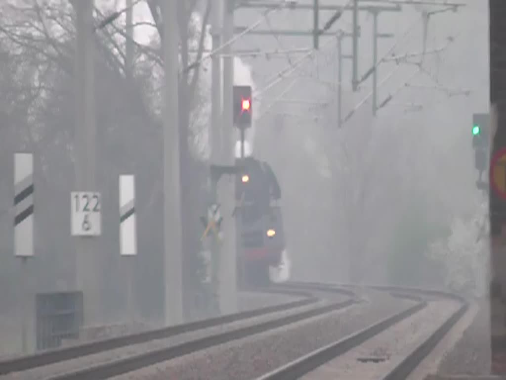 01 0509-8 und 35 1097-1 kommen am 05.04.2014 mit dem DPE 95971 durch Oberrothenbach in Richtung Zwickau gefahren. 