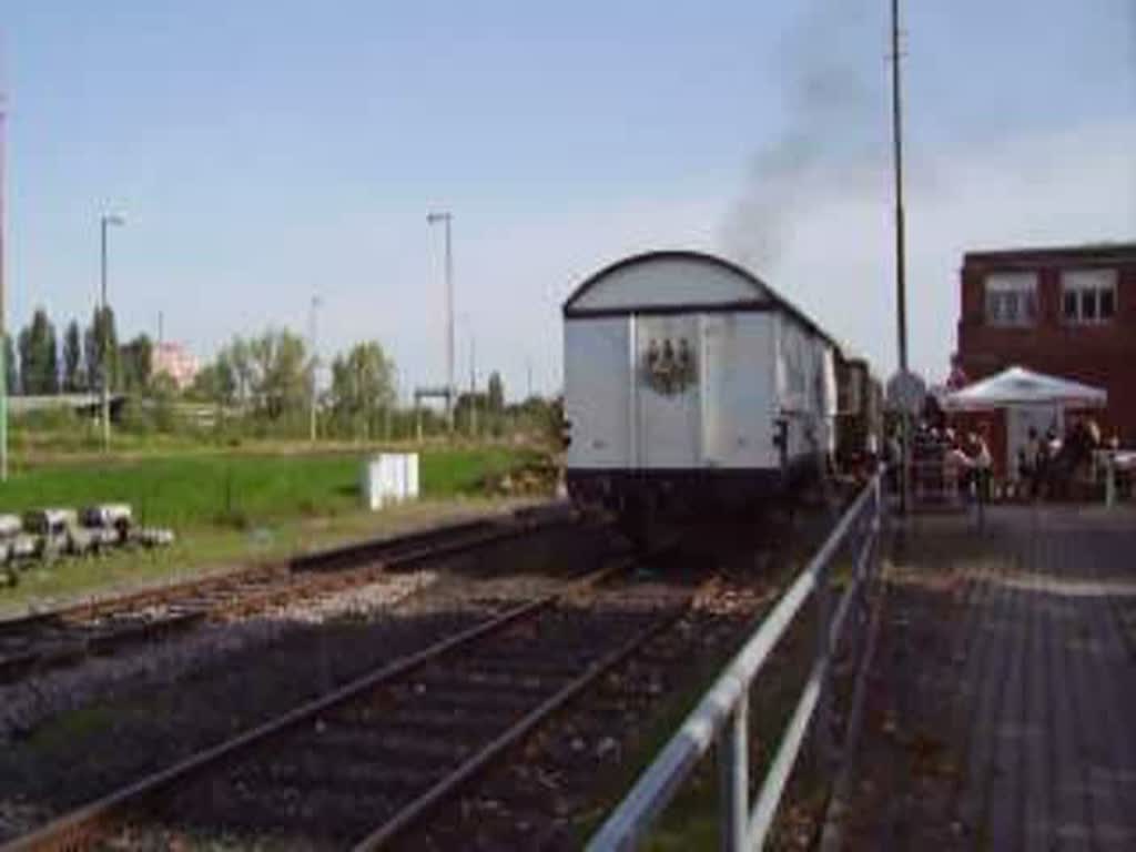 01 118 bei der Abfahrt im Frankfurt Ost am Hafenbahndepot.