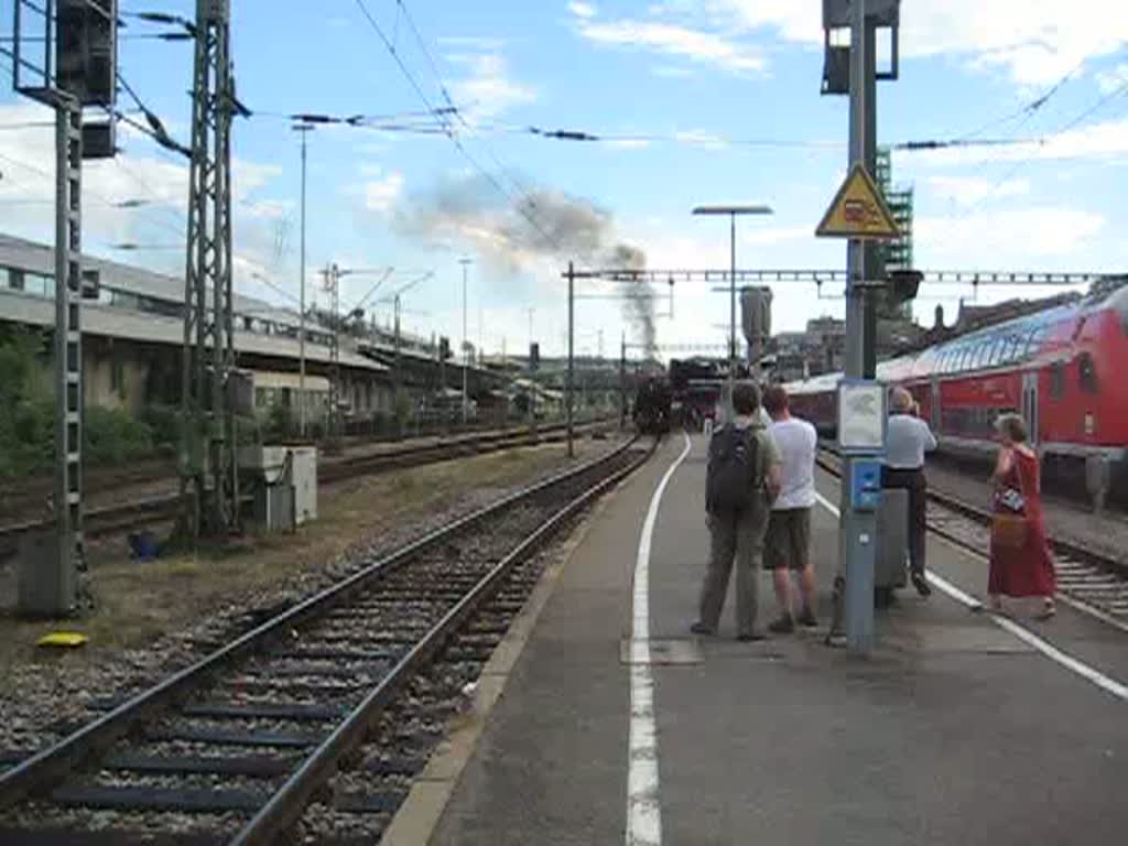 010 66 der UEF macht sich mit ihrem  FD Zrichsee  auf den Rckweg nach Stuttgart. Bahnhof Konstanz am 19. Juli 2008.