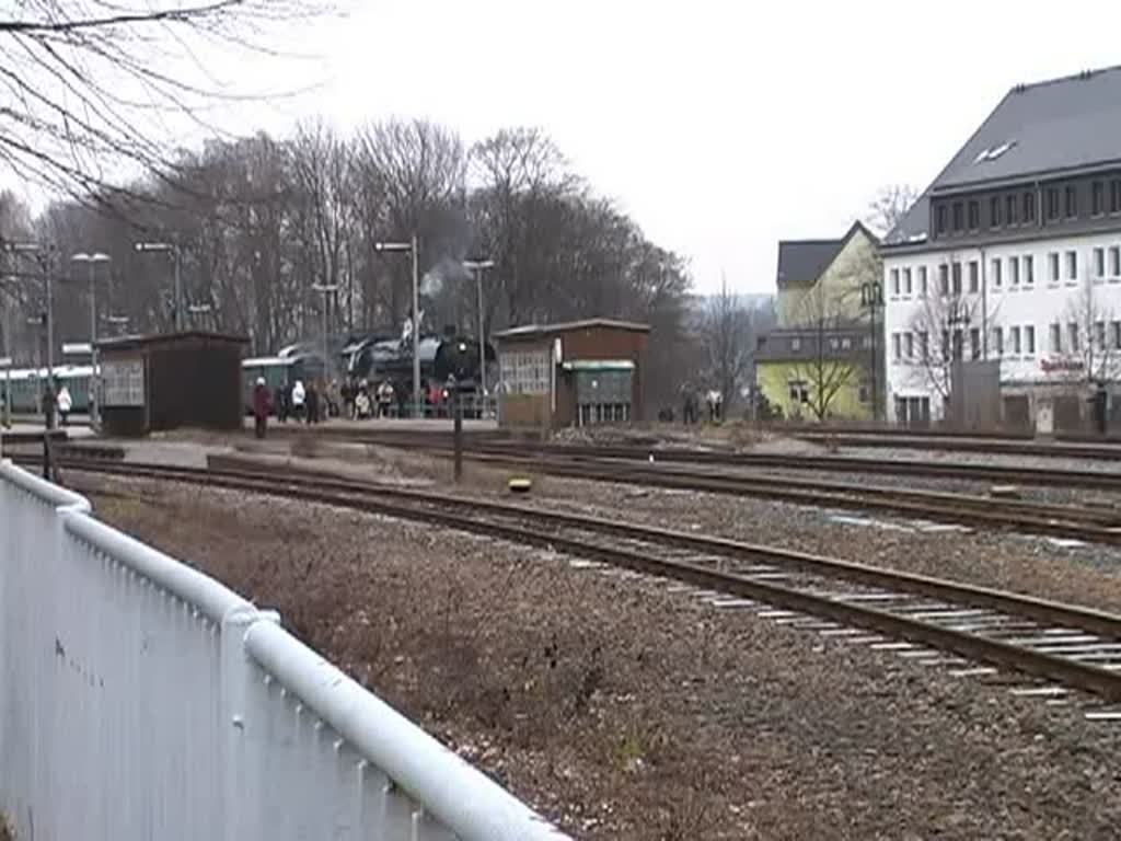 03 1010 aus Halle/ Saale mit Sonderzug rangiert im Bahnhof Schwarzenberg/Erzgeb. Am Ende BR 119 aus Berlin. Sonderfahrt anllich des Bergaufzuges am Schwarzenberger Weihnachtsmarkt von Berlin nach Schwarzenberg am 15.12.2007