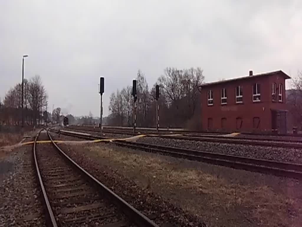 03 2155-4 war am 31.03.13 mit einer Osterfahrt unterwegs, von Nossen nach Greiz. Hier zusehen beim umsetzen in Weischlitz.