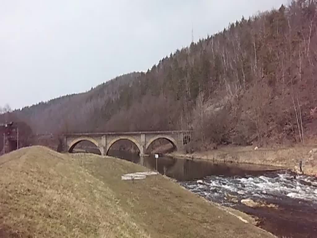 03 2155-4 war am 31.03.13 mit einer Osterfahrt unterwegs, von Nossen nach Greiz. Hier zusehen in Greiz-Dhlau.