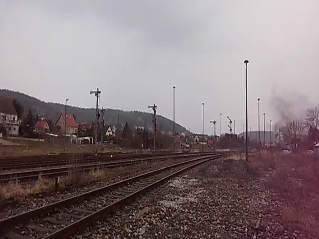 03 2155-4 war am 31.03.13 mit einer Osterfahrt unterwegs, von Nossen nach Greiz. Hier zusehen bei der Ausfahrt in Wünschendorf.