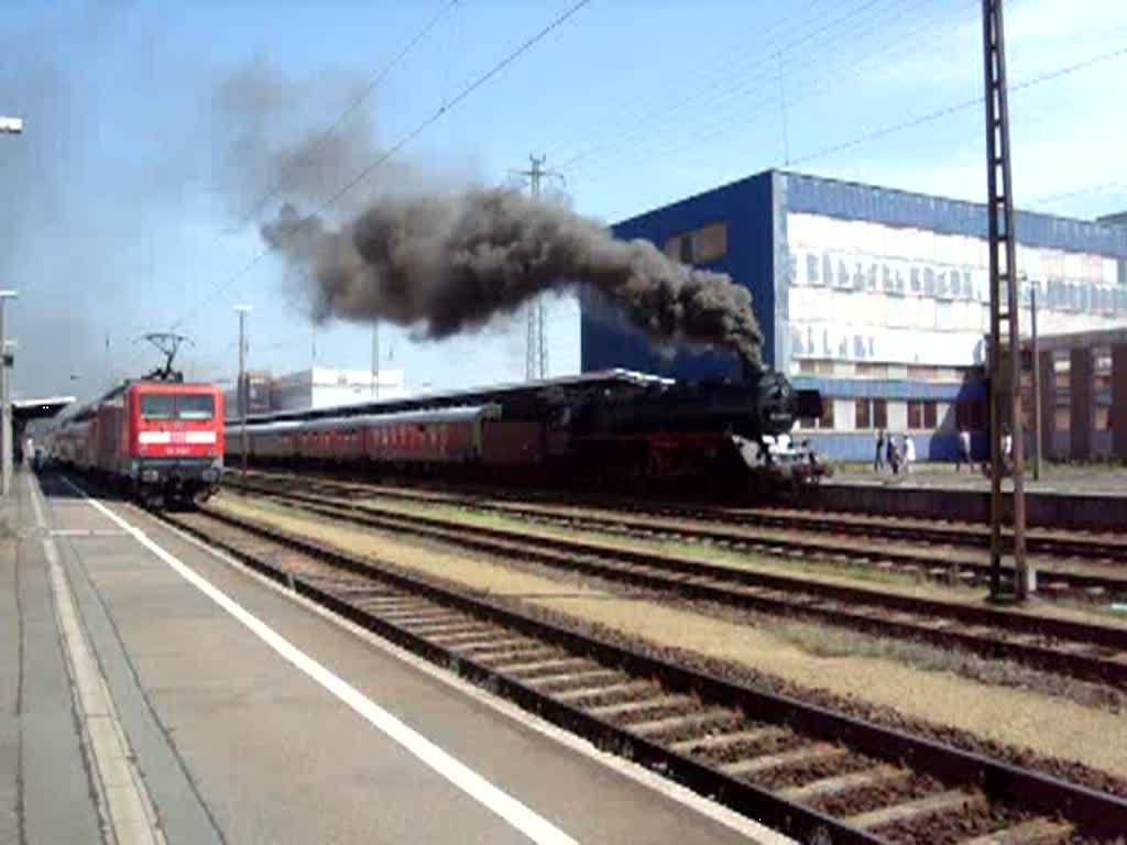 03 2204-0 am 15.08.09 bei der Ausfahrt aus dem Cottbuser Bahnhof .