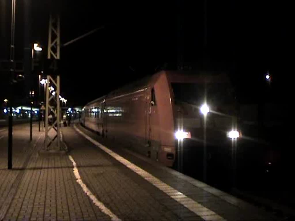 101 003-2 verlässt mit ihrem Ersatz-IC für ICE 1515 nach München Hbf den Bahnhof Saalfeld (Saale). (22.12.2009)