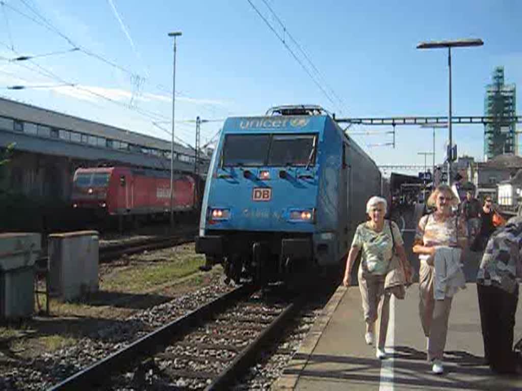101 016-4 [Unicef Lok] bei der Ausfahrt mit ihrem IC nach HH-Altona in Konstanz.