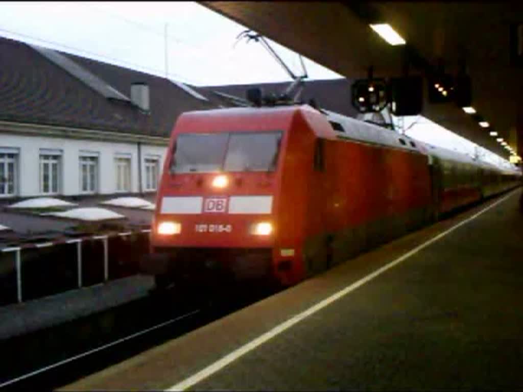 101 018 bringt den CNL 353 nach Praha hl.n., CNL 40353 nach Kopenhagen und D 50353 nach Moskau als Leerreisezug von Basel Bad Bf zum Startbahnhof Basel SBB