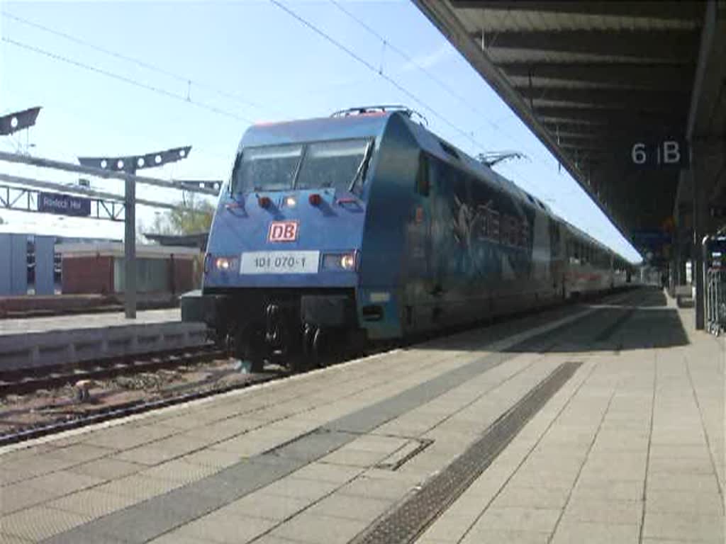 101 070-1 mit IC2376 von Karlsruhe Hbf Richtung 
Ostseebad Binz bei der Ausfahrt um 15.38 Uhr im Rostocker Hbf