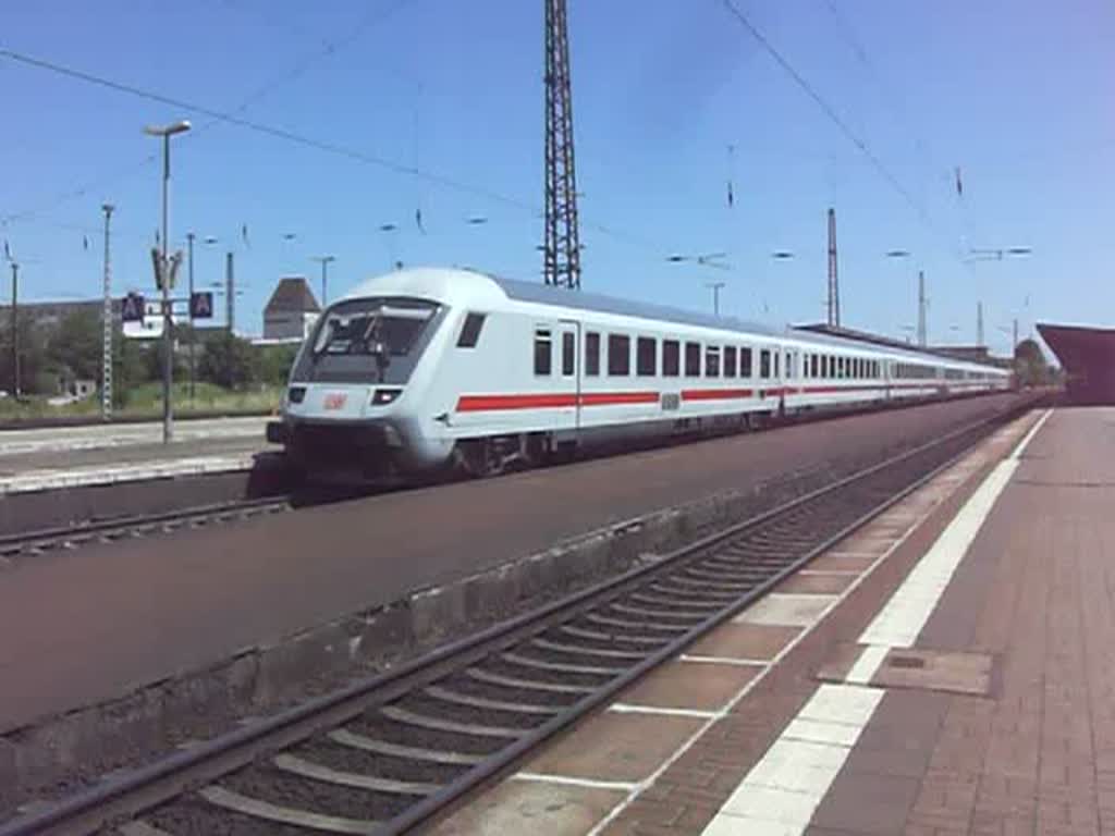101 077 schiebt am 13.06.09 den IC 2150 Richtung Eisenach aus Weimar raus.