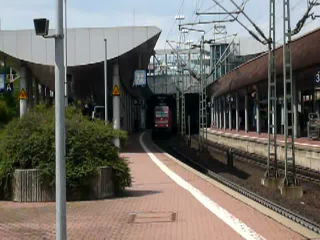 101 093-3 zieht IC 2373 aus Stralsund aus dem Bahnhof Kassel-Wilhelmshöhe heraus, um weiter nach Karlsruhe zu fahren. (25.07.2009)