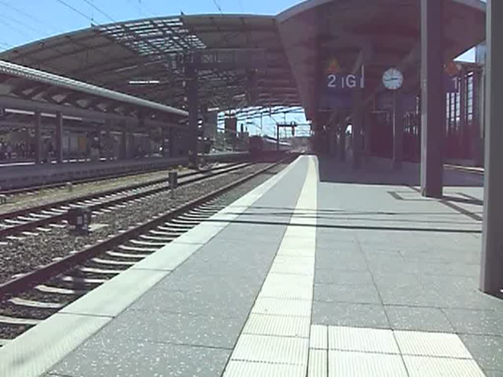 101 114 wechselt mit IC 2257 vom Gleis 3a auf das mittlere Durchfahrgleis. Gefilmt wurde am 13.06.09 in Erfurt. Nur ich konnt am Ende wiedermal nicht die Klappe halten!