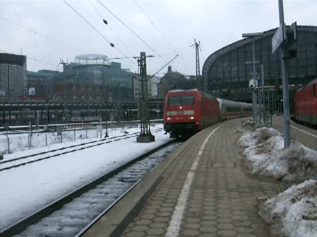 101 126-1 wartet mit dem ex Metropolitan als ICE 1105 von 
Hamburg-Altona Richtung Berlin-Südkreuz auf die Ausfahrt im Hamburger Hbf.(20.2.10)