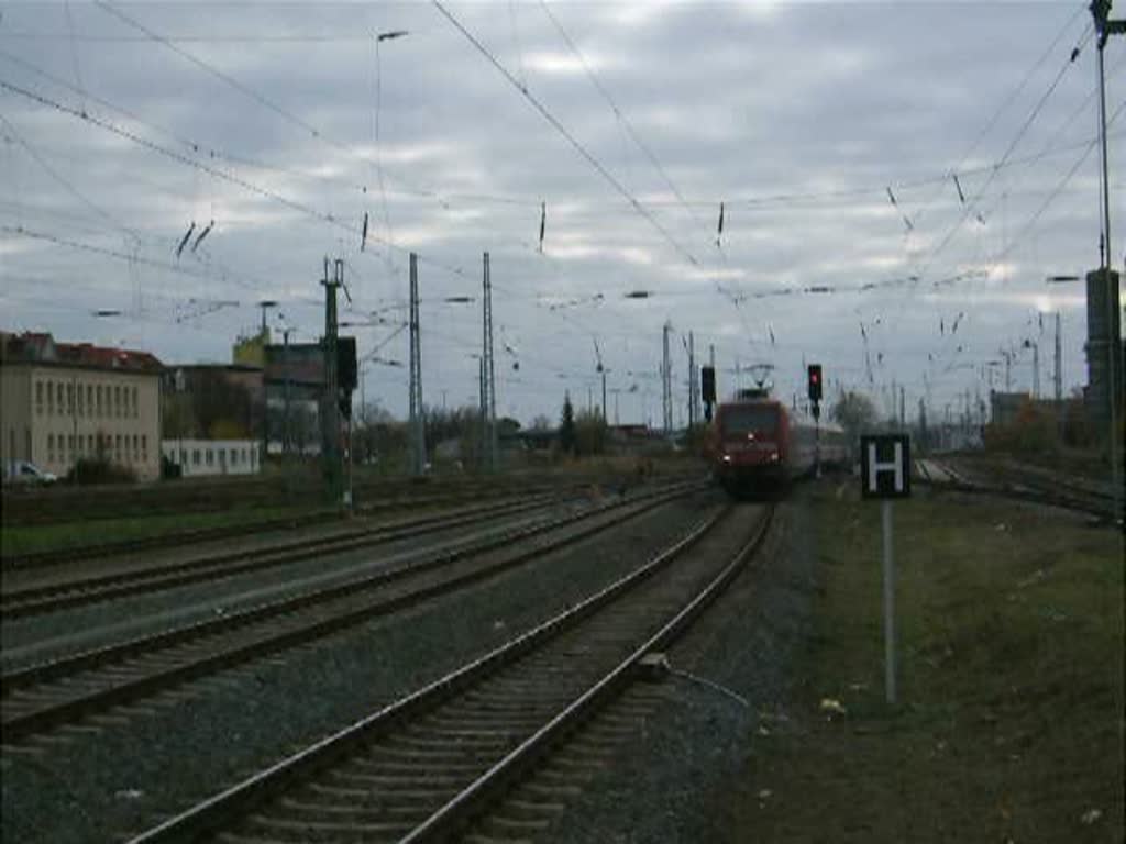 101 135-2 mit IC2373 von Stralsund Richtung Karlsruhe Hbf bei der Einfahrt im Rostocker Hbf.(31.10.09)