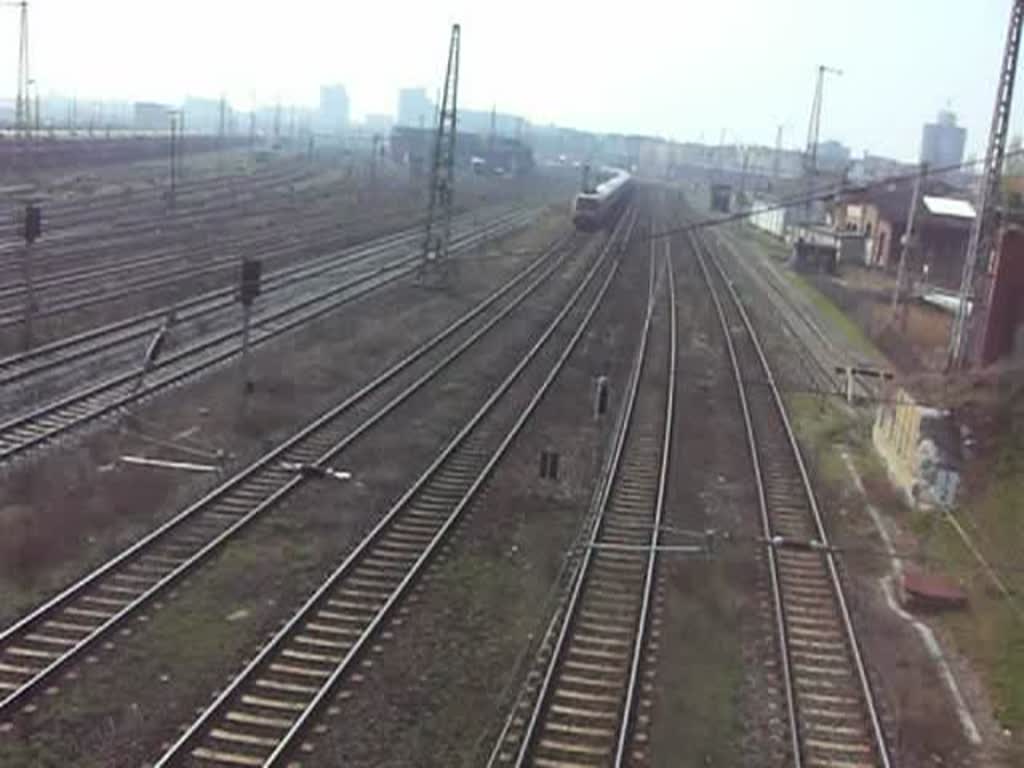 101 136 bespannt am 07.04.09 den AZ 1363 nach Berlin, hier bei der Durchfahrt am Rbf Halle(S).