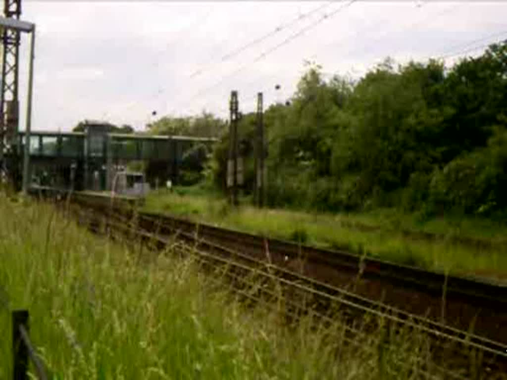 101 139-4 fhrt mit ihrem IC 2025 Hamburg-Altona - Frankfurt(Main)Hbf durch Mainz-Bischofsheim. Nchster Halt ist Frankfurt-Flughafen Fernbf. 20.05.08