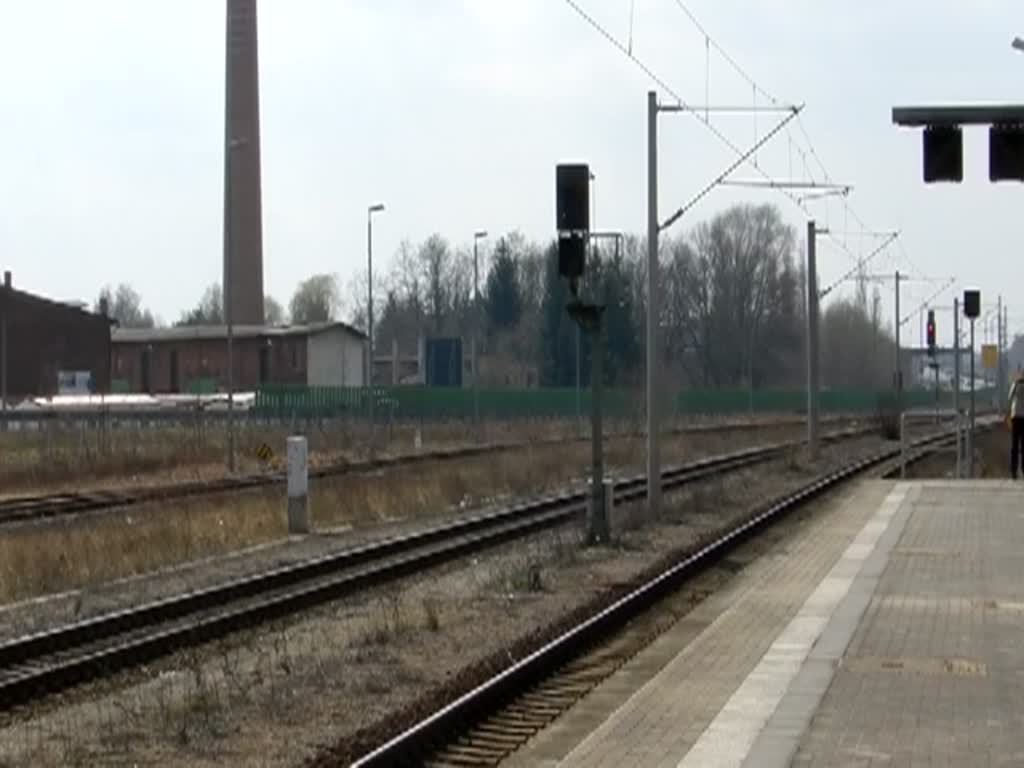 101 142-8 mit dem IC 143 von Schiphol (Airport) nach Berlin Ostbahnhof mit einem zustzlicher Halt in Rathenow. Der IC 143 hatte wegen Versptung im Ausland zu diesem Zeitpunkt eine Versptung von 15min gehabt. 01.04.2011