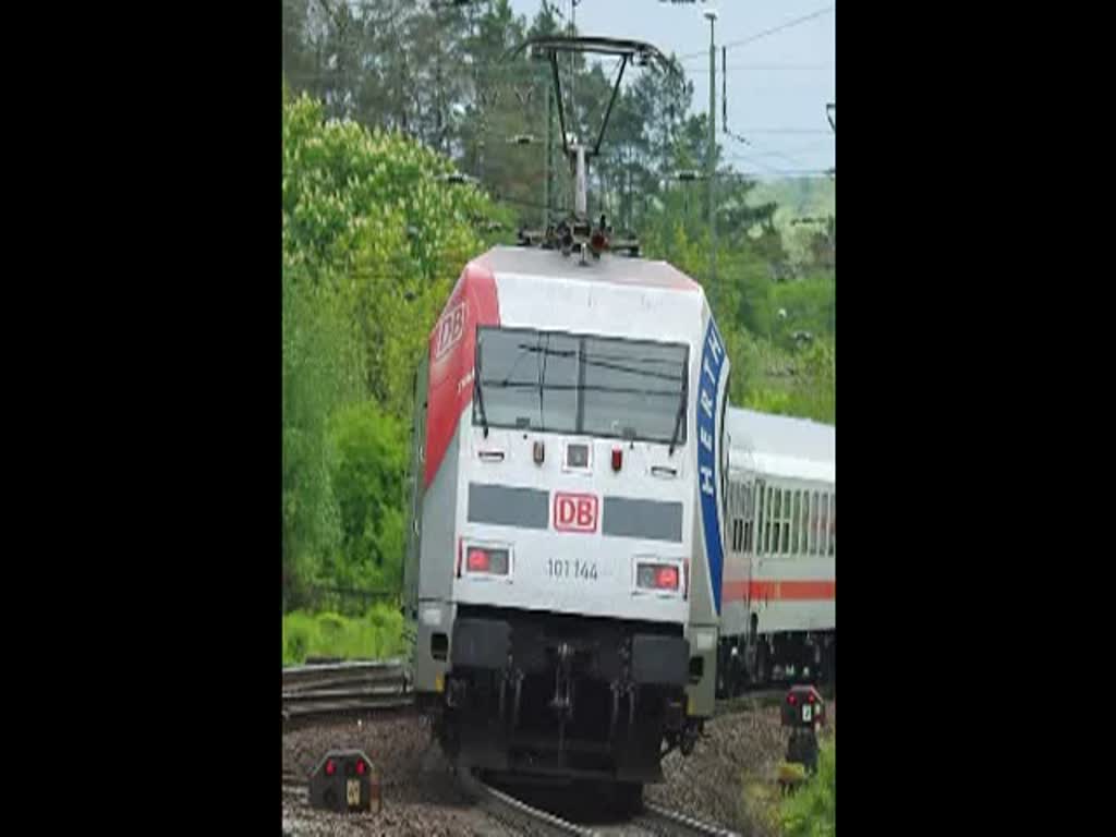 101 143-6 und 101 144 sandwichten am 16.05.2010 einen IC in Richtung Kassel. Hier in der Einfahrt von Eichenberg.