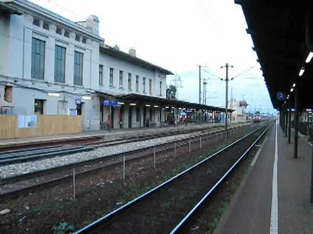 1016 035-6 durfhrt am 21.08.2009 mit einem OIC aus Wien West kommend den Bahnhof Wien Htteldorf.