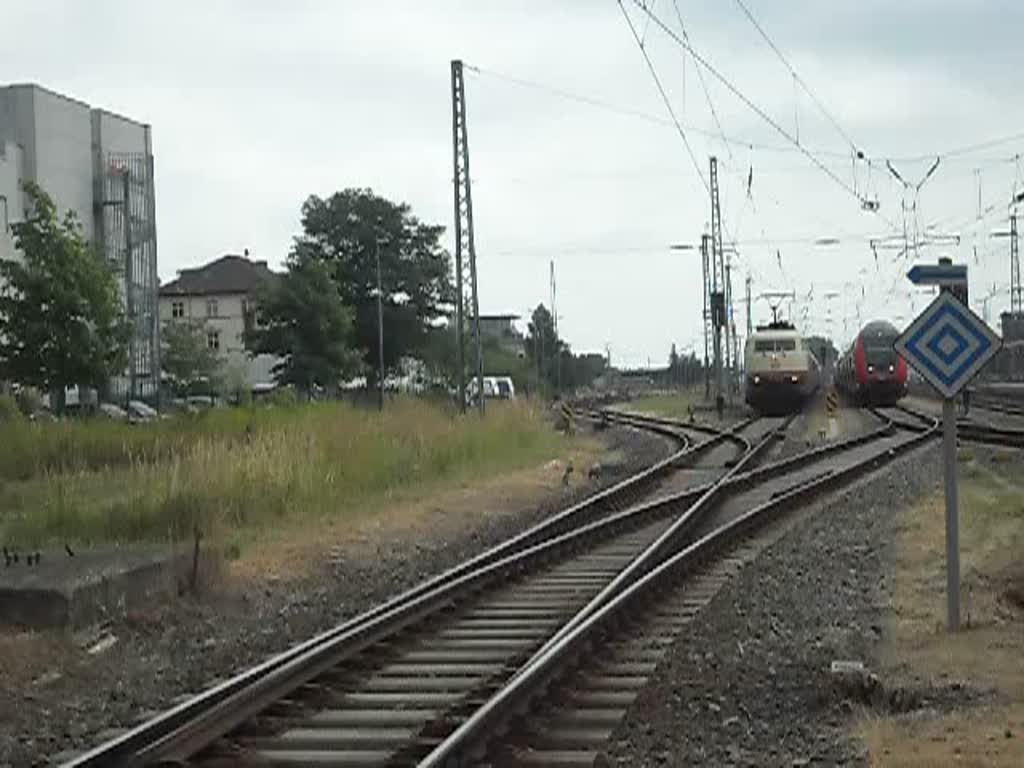 103 184-8 mit TEE 91300 von Köln Hbf Richtung Rostock Hbf bei der Einfahrt im Rostocker Hbf.(07.08.10)