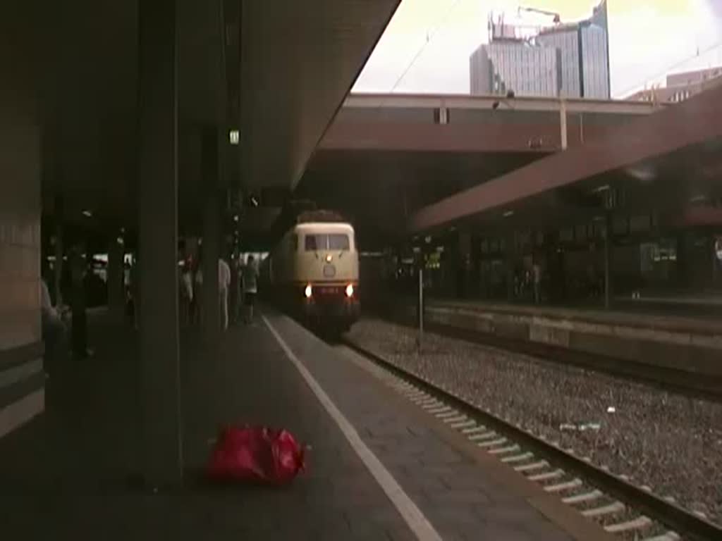 103 235-8 verlsst mit dem IC 1817 den Dsseldorfer Hbf am 01.08.2010 mit Lautem Pfiff.