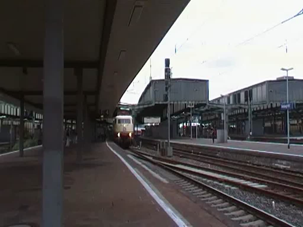 103 235 mit IC1806 bei der Abfahrt in Duisburg Hbf