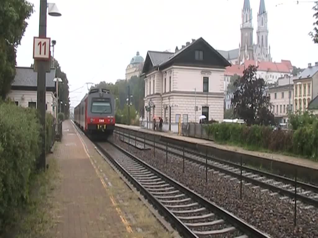 1040.01 am 24.August 2013 mit dem  Dampfsonderzug  SR 17454 (Heiligenstadt - Sigmundsherberg) in Klosterneuburg-Kierling und auf der Hangbrücke bei Limberg-Maissau. 
