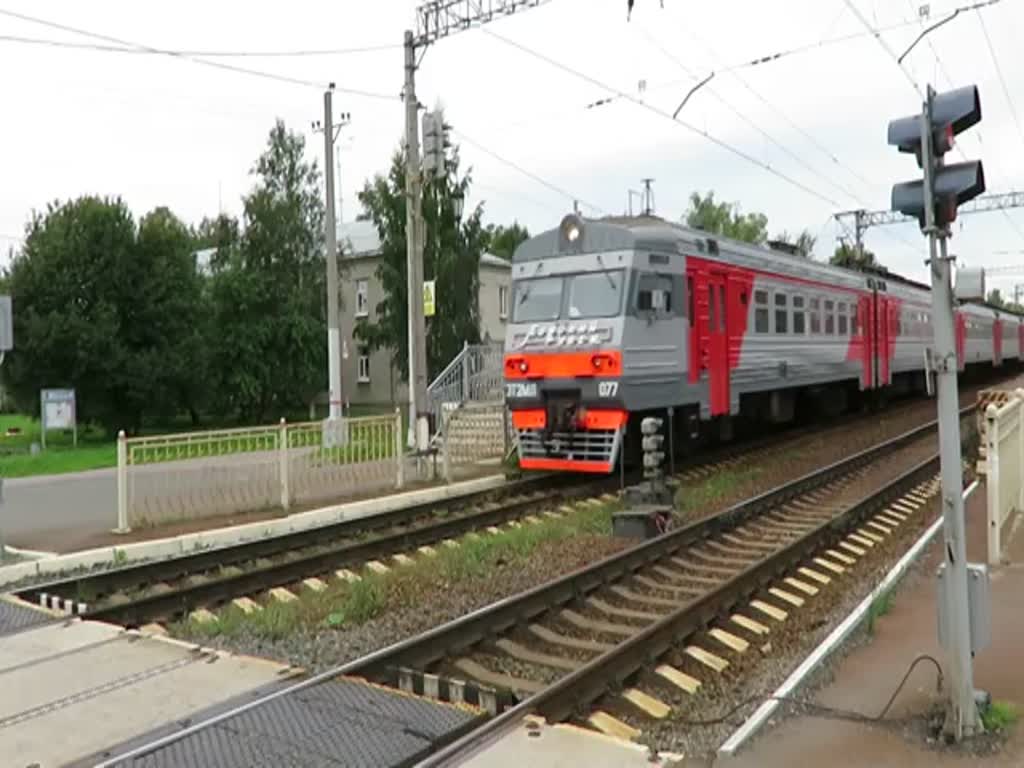 ЭT2MЛ (ET2ML) 077 bei der Ausfahrt im Bahnhof Strelna, nahe St. Petersburg, 3.9.17 