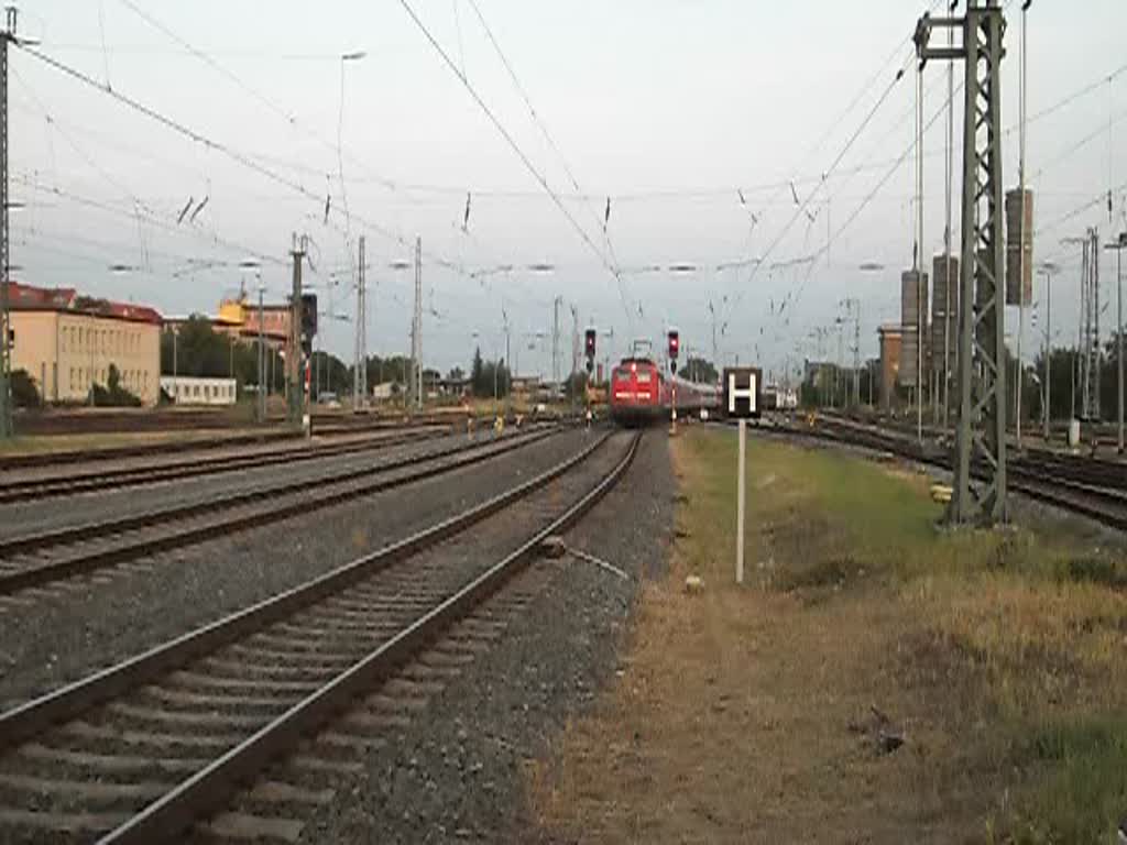 110 210-2 mit DZ2791 von Potsdam Hbf Richtung Warnemnde bei der Einfahrt im Rostocker Hbf.Danke an den netten Tf fr den Lichtgru.(06.08.10)