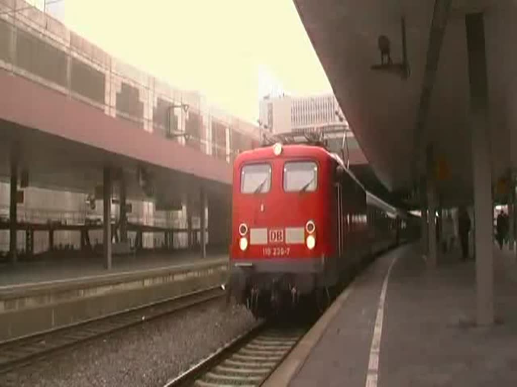 110 236 verlsst am 16.04.2010 den Dsseldorfer Hbf mit einem IC von Kln Hbf rtg. Bremen um 13:10 Uhr