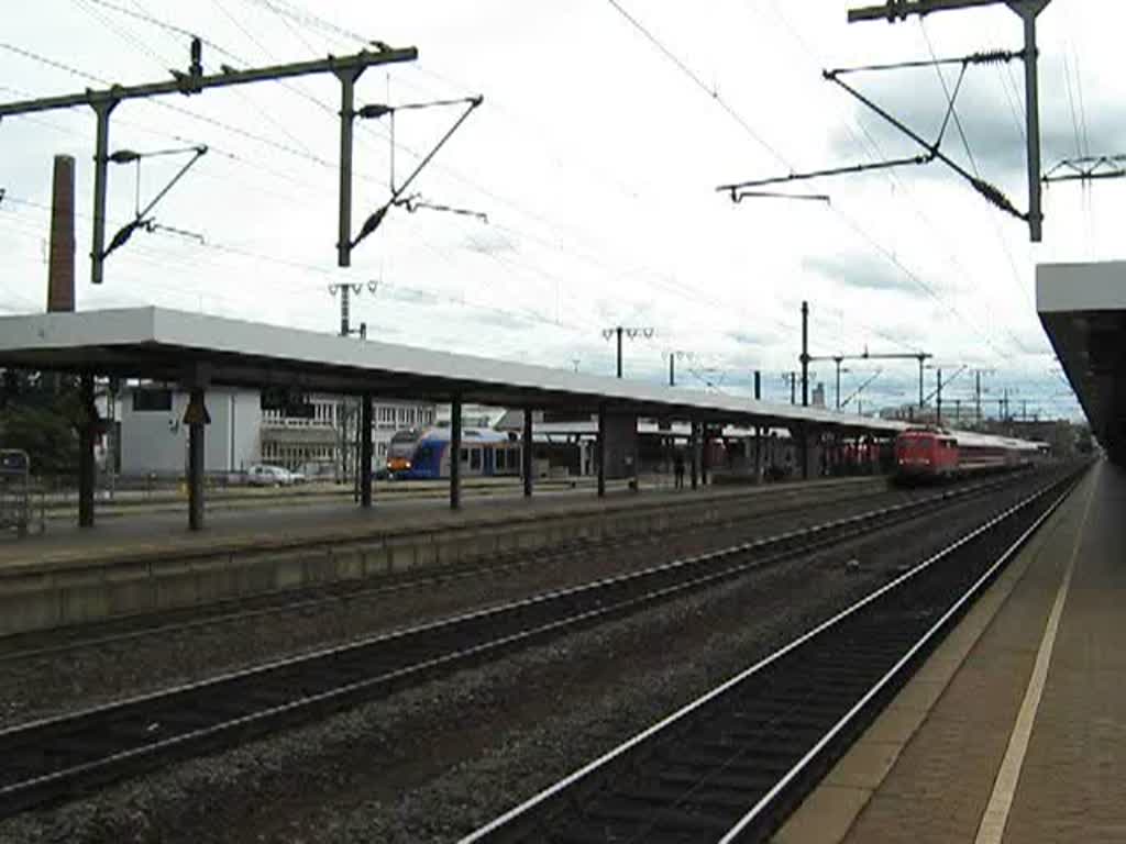 110 243-3 mit einem Sonderzug in Fahrtrichtung Norden im Bahnhof Fulda am 04.09.2009.