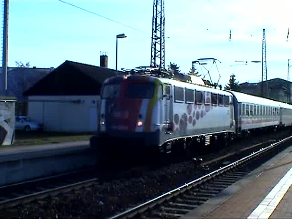 110 329-0 verlsst mit dem IC 1853 von Karlsruhe Hbf zur Weiterfahrt nach Halle (Saale) Hbf den Hauptbahnhof Naumburg (Saale). (26.03.2010)