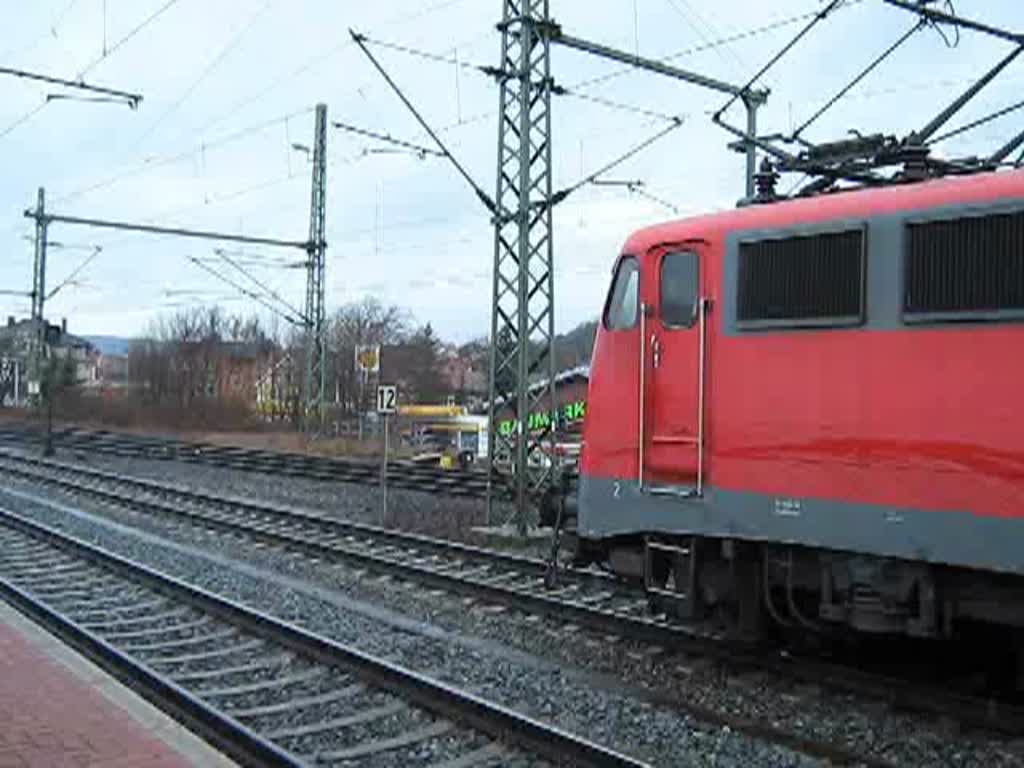 110 409-0 springt fr die defekte 101 067-7, die noch am Zugschluss mitgezogen wird, ein am IC Richtung Wiesbaden mit +30. Auf die  alten  ist halt noch Verlass. aufgenommen in Eisenach, 08.03.2008.