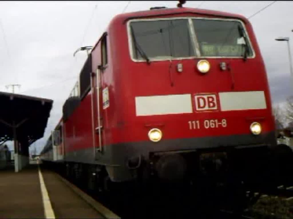 111 061-8 fhrt mit ihrem RE aus Offenburg nach Basel Bad Bf in Mllheim(Baden) ab.