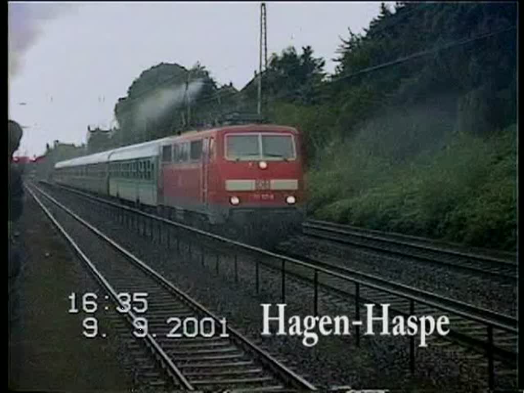 111 117 erzeugt mit dem Stromabnehmer bei ca 140 Km/h eine lange Wasserfontne.
Durchfahrt Bf. HA-Haspe Ri.Dsseldorf. Aufn.2001