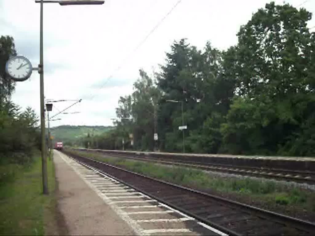 111 226 und 111 224 durchfuhren am 4.8.10, mit dem RE 4613 nach Wrzburg, Himmelstadt Richtung Retzbach.