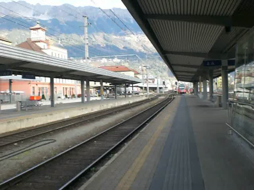 1116 070-2 fhrt mit dem EC Kaiserin Elisabeth von Salzburg nach Zrich in Innsbruck Hbf ein.
3.11.2008