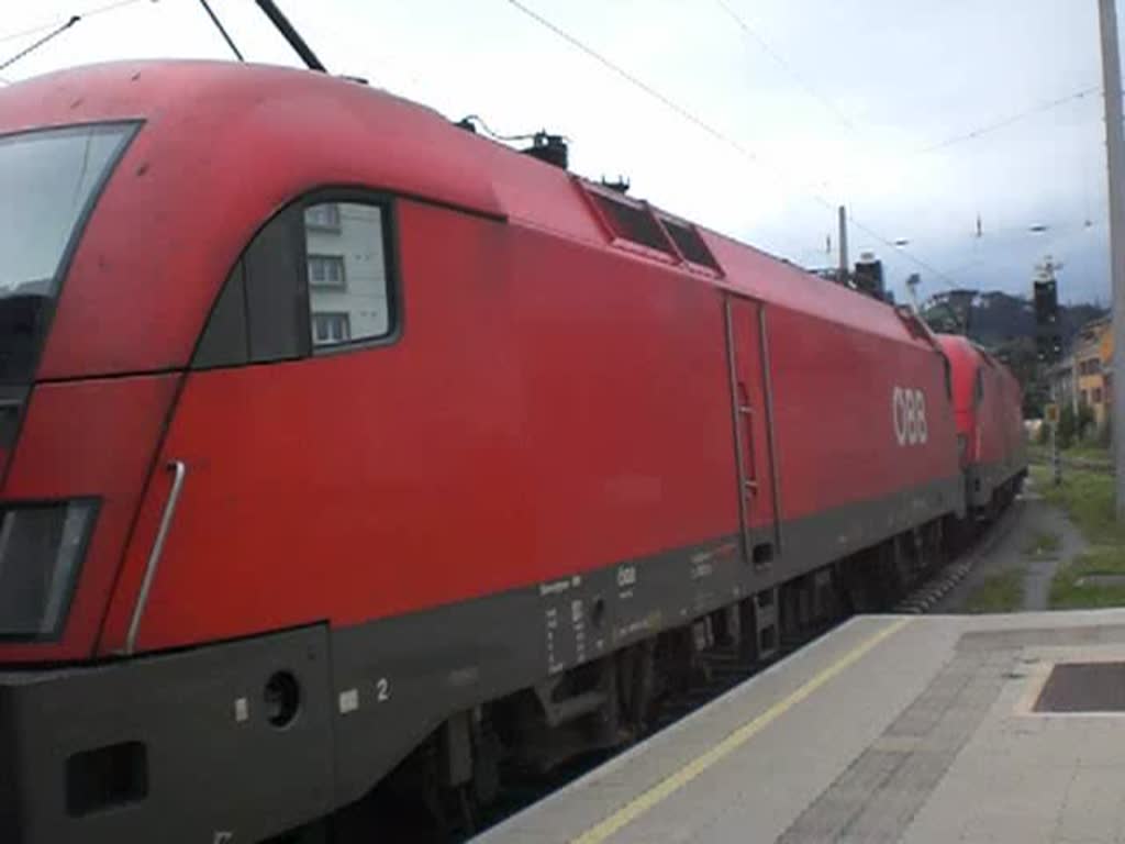 1116 149-4 und 1116 271-6 ziehen den EC 162 Transalpin nach Basel SBB aus dem Innsbrucker Hbf.
Das Piepsen kommt von den Trschlieanlagen des R 5420, der gleich im Anschlu von 111 025 aus dem Bahnhof geschoben wird.
13.9.2008