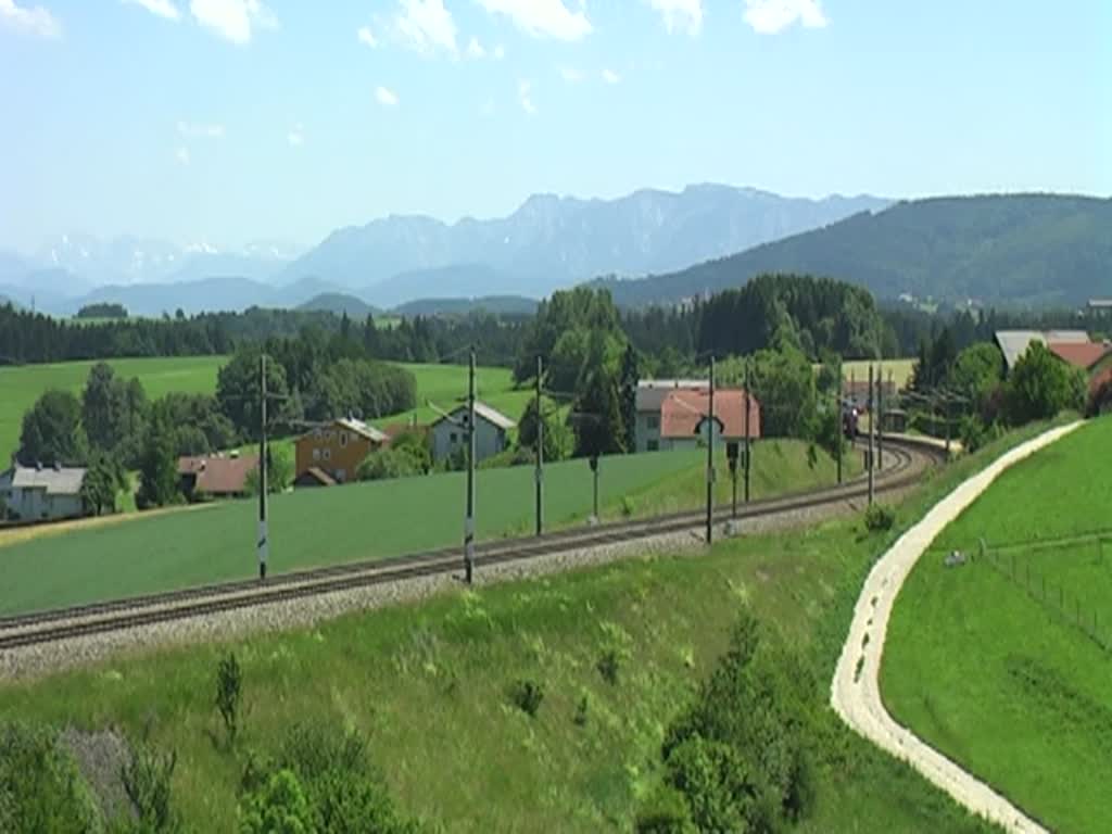 1116 232 und der Jubilumsrailjet  175 Jahre Eisenbahn in sterreich  mit RJ 564 nach Lindau Hbf am 16.06.2012 bei Pndorf.