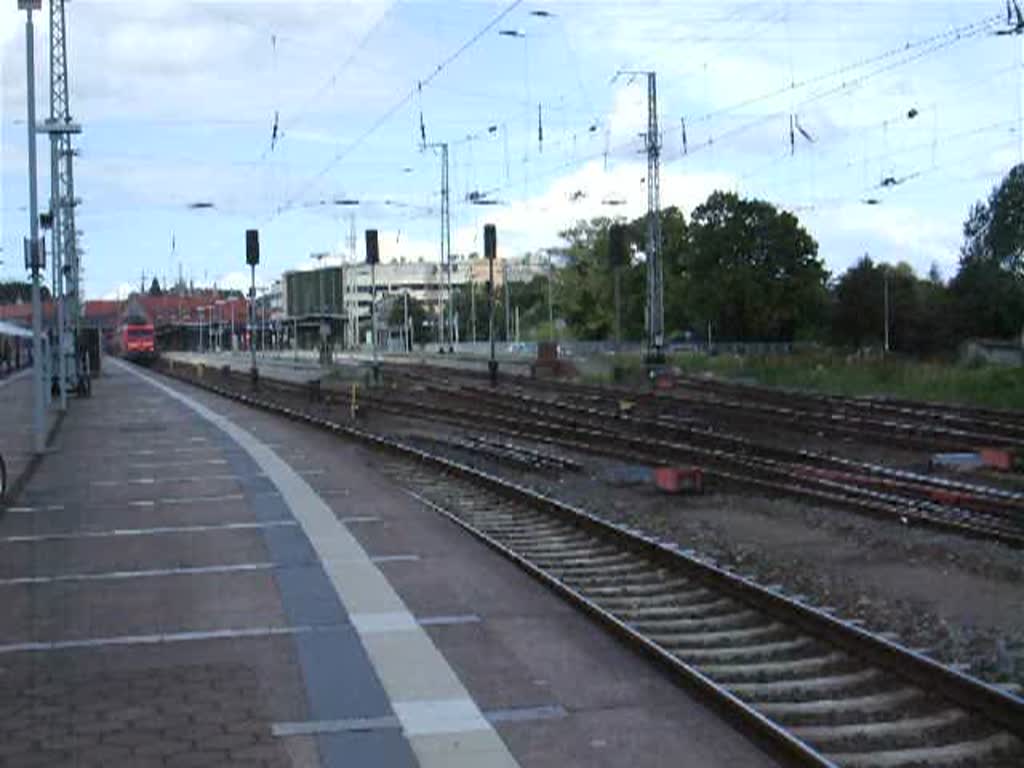112 108-6 mit RE 38355 von Stralsund Richtung Elsterwerda bei der Ausfahrt im Bahnhof Stralsund inklusive Lichtgruß.(28.08.10)