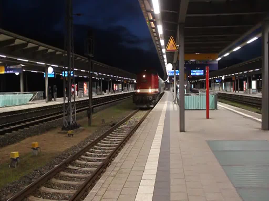 112 565-7 mit SDZ 83253 von Rostock Hbf nach Leipzig-Plagwitz bei der Ausfahrt am Abend des 28.09.2019 um 19:42 Uhr im Rostocker Hbf.