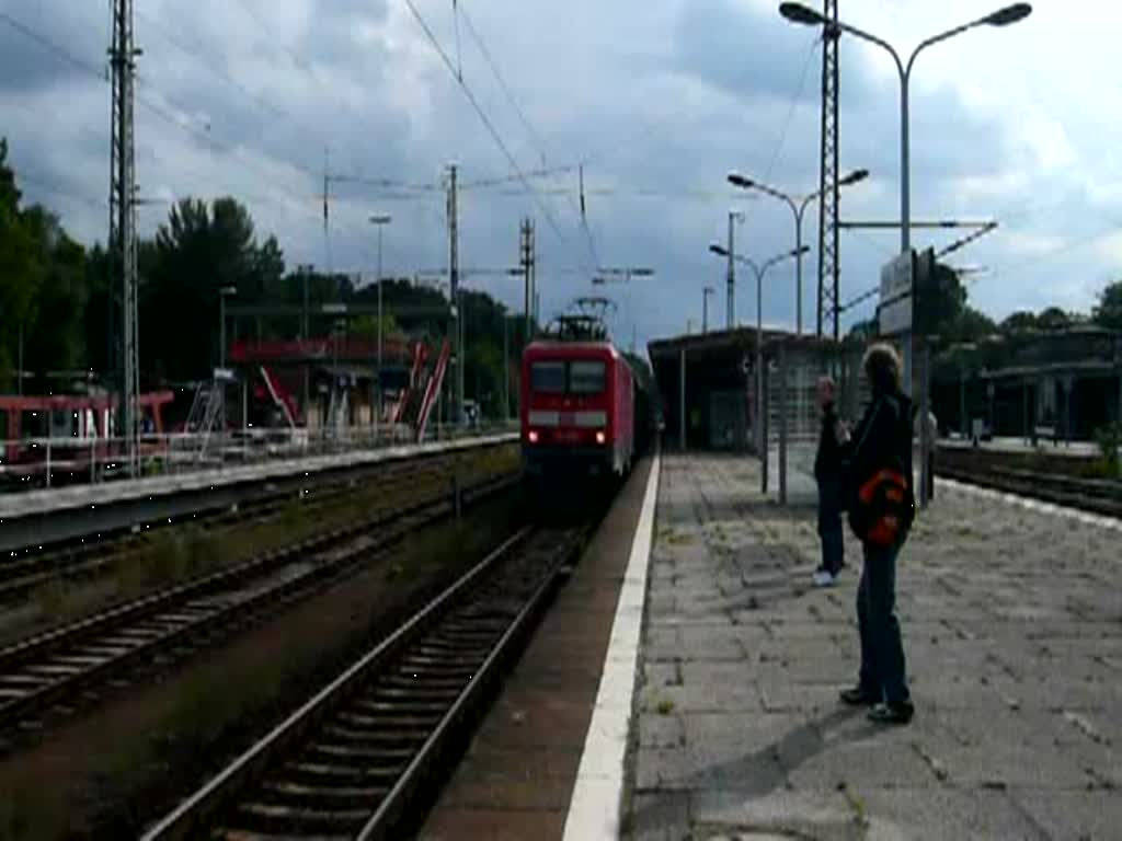 114 015-1 zieht einen RE1 nach Frankfurt (Oder) aus dem Bahnhof Berlin Wannsee heraus. Außerdem im Video zu sehen sind v.v.n.h.: Rolf Kötteritzsch, Jan Lockan, Hannes Müller und am Ende hauptsächlich noch Christopher Pätz. (11.07.2009)