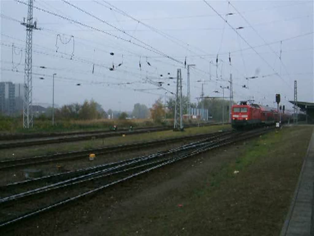 114 030-0 mit RE33107(von Rostock Hbf.nach Lutherstadt Wittenberg)
beim Rangieren im Rostocker Hbf.(24.10.09)