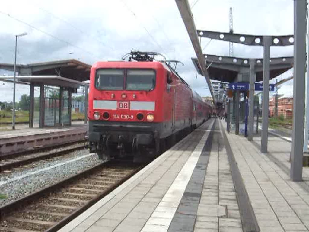 114 030-0(BW Cottbus)mit RE33111 von Rostock Hbf.nach Lutherstadt Wittenberg kurz vor der Ausfahrt im Rostocker Hbf.inklusive Gleisänderung(20.06.09)
