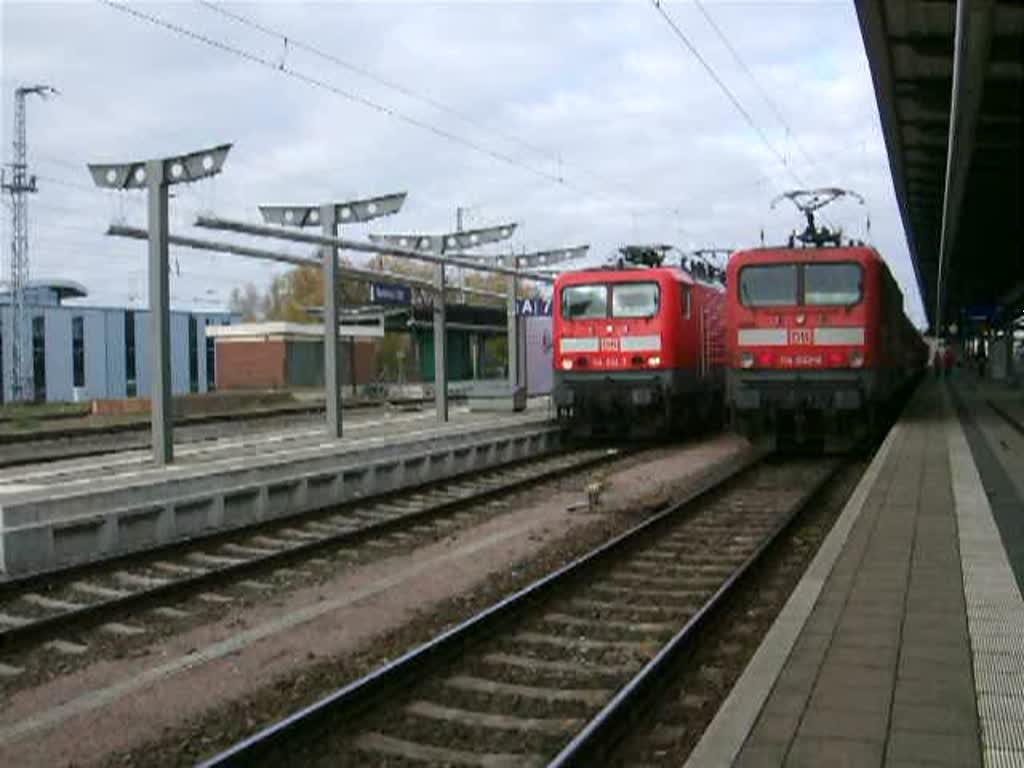 114 034-2 mit RE33107 von Rostock Hbf.Richtung Lutherstadt Wittenberg bei der Ausfahrt im Rostocker Hbf.rechts steht 114 035-9 mit RE38590 von Berlin Hbf(tief)nach Warnemnde.(31.10.09)