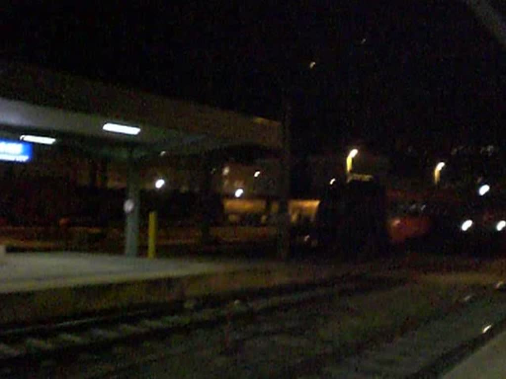 1142 615 fhrt mit einem Regionalzug aus Schwarzach St.Veit in den Innsbrucker Hbf, wenig spter fhrt der EC 86 Tiepolo mit 101 036 aus dem Bahnhof Richtung Mnchen.
8.11.2008