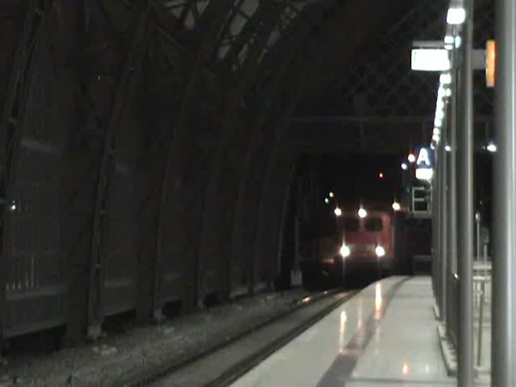 115 166 bei der Einfahrt Dresden Hbf. Aufgabe war ein D-Zug von Berlin nach Prag. Es bernahm eine BR 371.
18. September 2009